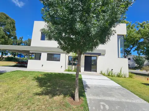 Casa en Alquiler en Santo Tomas, USD 1.500