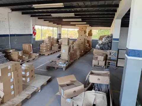 DEPOSITO EN 3 PISOS CON OFICINAS SOBRE ACC. OESTE