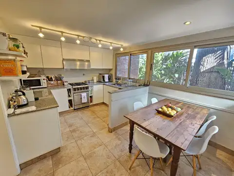 Casa 4 ambientes con 2 baños