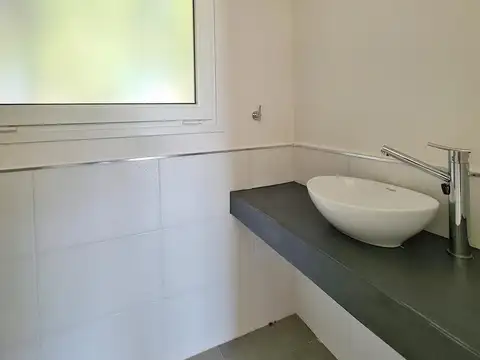 Venta de casa de 5 ambientes con fondo a golf en Haras del Sur II - La Plata