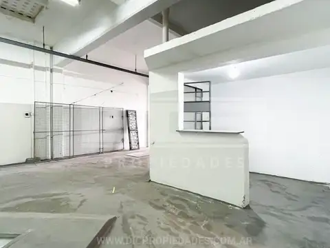 H. Yrigoyen  al 2700, entre Warnes y Valle Grande