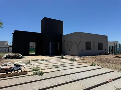 CASA EN VENTA, 7 SOLES ,3 DORMITORIOS, PLANTA BAJA, POSESION DICIEMBRE 2025.