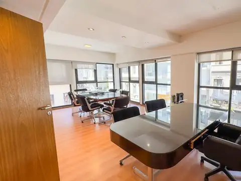 Venta de oficina. Sala de reuniones, 3 despachos, 3 baños y cocina independiente.
