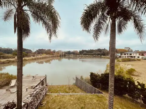 Casa en venta en Pilara sobre laguna exclusiva en La Diligencia - URDAPILLETA PROPIEDADES