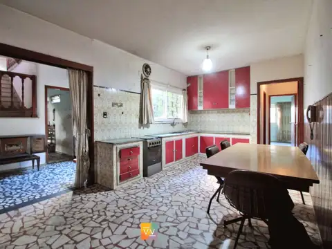Casa 6 ambientes con 2 baños