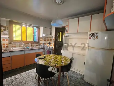 Casa 5 ambientes con 2 baños