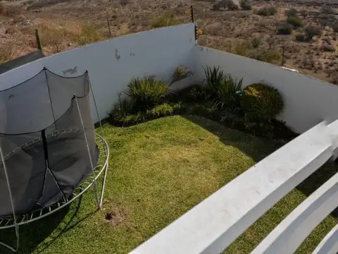 Muy linda casa Vta 3 dor gge/qcho/balcon B° La Loma G.Bourg