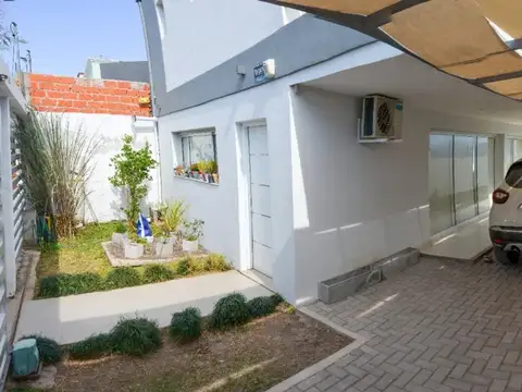 Muy linda casa Vta 3 dor gge/qcho/balcon B° La Loma G.Bourg