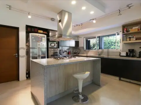 Casa 6 ambientes con 4 baños