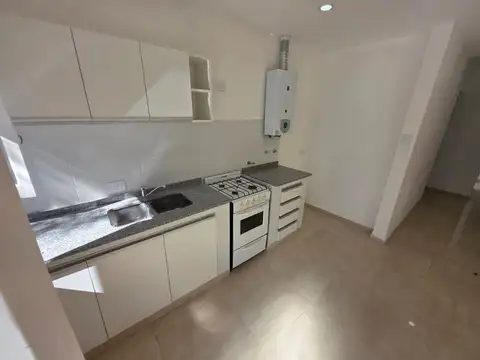 Casa en Alquiler - Echesortu - 2 Dorm, terraza exclusiva, sin expensas