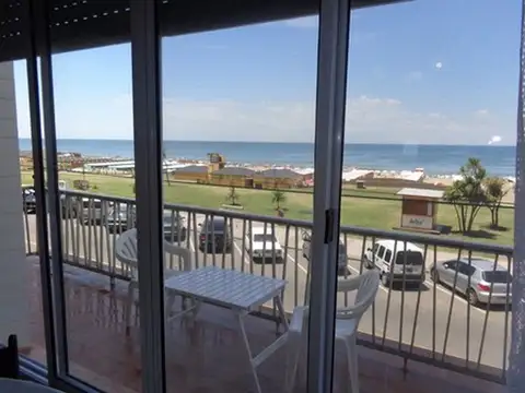 INMEJORABLE UBICACIÓN FRENTE AL MAR Y A MEDIA CUADRA DE LA PEATONAL. DOS AMBIENTES CON GRAN BALCÓN