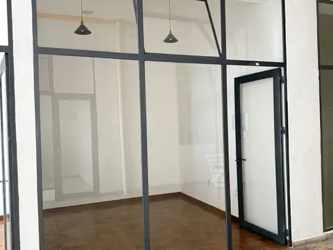 Se alquila local comercial en galeria Pocitos