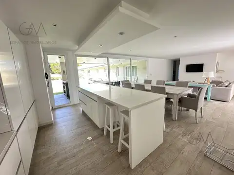 Casa en Alquiler con 1 cochera