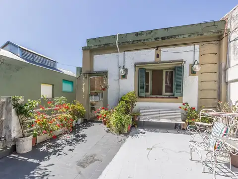 CASA EN VENTA CON TERRAZA Y PATIO EN MONTE CASTRO