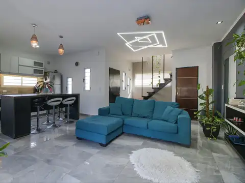 Casa 4 ambientes con 2 baños