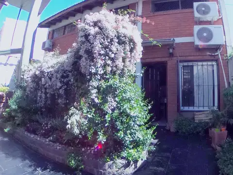 OPORTUNIDAD RAMOS MEJIA  DUPLEX APTO CREDITO 3 AMB 2 PLANTAS REMODELADO, PATIO, SIN EXPENSAS
