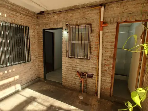 Depto Tipo Casa en Alquiler en Lomas De Zamora, $ 350.000