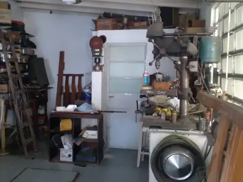 Venta en Block: 2 Locales+1 Depto 3 Amb.+1 Depto. 2Amb.+Cocheras