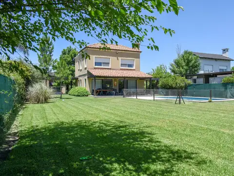 Casa de 3 dormitorios con pileta y gran jardín