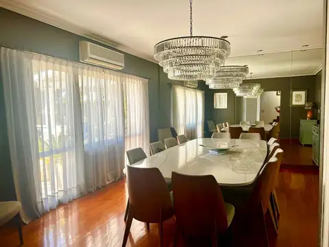 Casa 8 ambientes con 4 baños