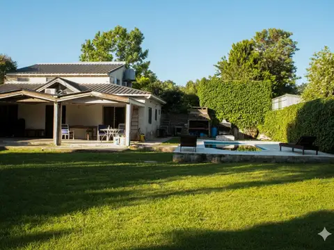 CASA VENTA 4 AMB CON  JARDIN PILETA Y PARRILLA
