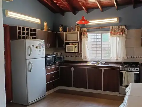 Casa 4 ambientes con 2 baños