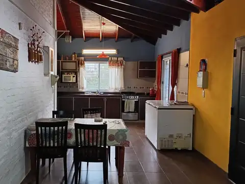 CASA VENTA 4 AMB CON  JARDIN PILETA Y PARRILLA
