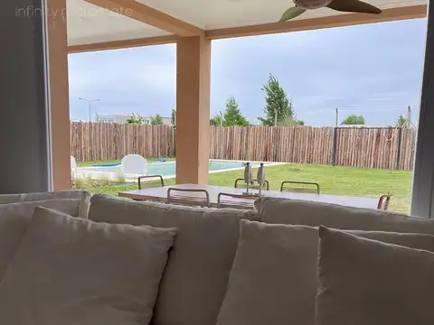 Casa en Alquiler con 2 cocheras