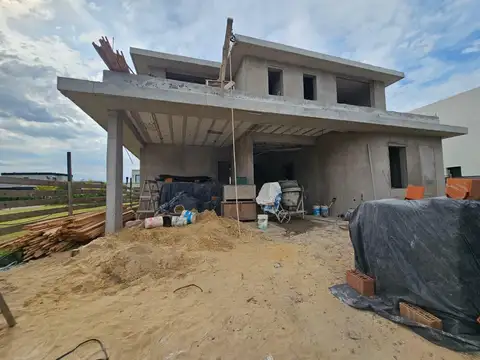 Casa en construcción en venta en Carpinchos, Nordelta, 4 suites, lote interno