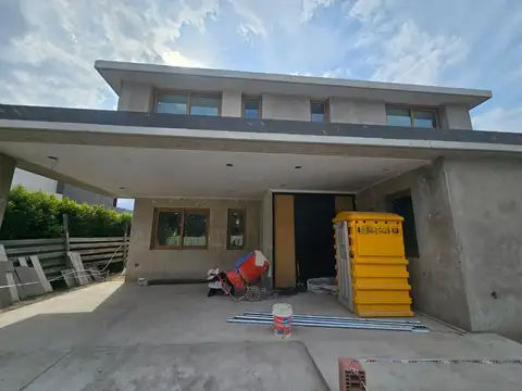 Casa 6 ambientes con 4 baños