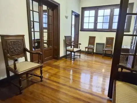 Oficina 7 ambientes con 2 baños