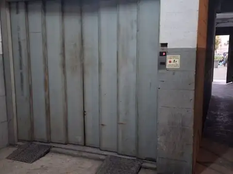 COCHERA CUBIERTA -PALERMO. Porton electrico-Montac