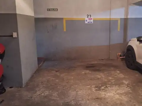 COCHERA CUBIERTA -PALERMO. Porton electrico-Montac