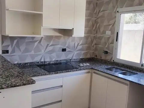 VENTA CASA EN MENDOZA CON PATIO Y CHURRASQUERA