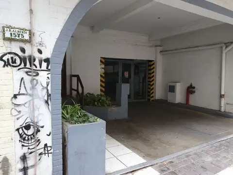 Alberdi 1563. Cochera en alquiler fija y cubierta. En planta baja.