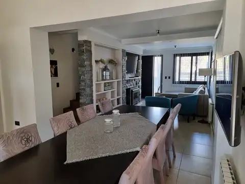 Casa 9 ambientes con 3 baños