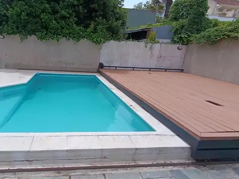 Chalet de 6 ambientes, pileta climatizada y quincho.