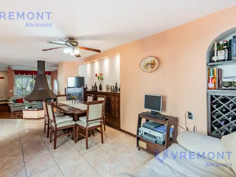 Casa 5 ambientes con 4 baños