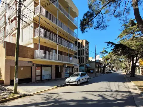 Cochera cubierta c/baulera  San Juan   al 1700