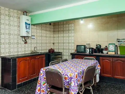 Casa 6 ambientes con 2 baños