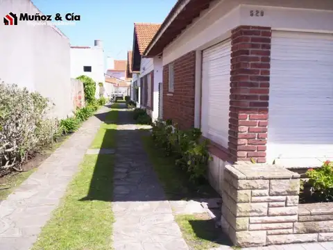 Chalet tipo Dúplex  ubicado a metros del Mar. Con chochera. Sin Expensas sobre Calle 29 casi Costanera.