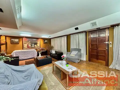 Casa 6 ambientes con 4 baños