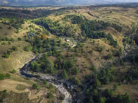Campo de 5 Hectáreas con Costa de Arroyo en Athos Pampa