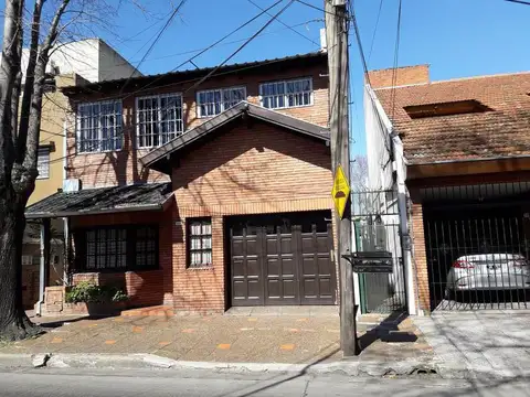 Casa PH en venta en Olivos 2 ambientes con patio Ideal para refaccionar A 4 C/Av Maipú Sin Expensas