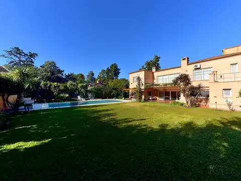 Casa en Venta con 2 cocheras