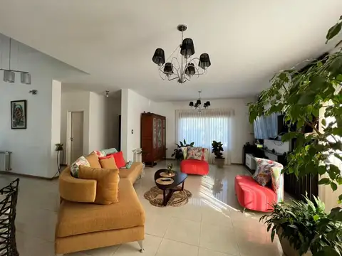 Casa en Venta con 4 cocheras
