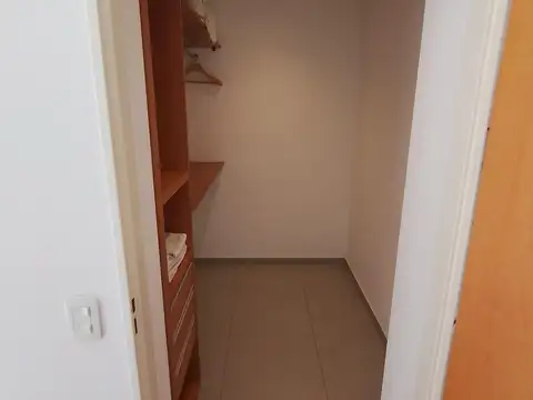 Monoambiente con balcón corrido.