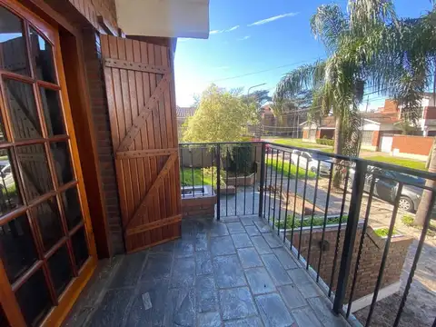 VENDE CASA 5 AMBIENTES CASTELAR