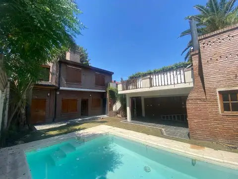 VENDE CASA 5 AMBIENTES CASTELAR