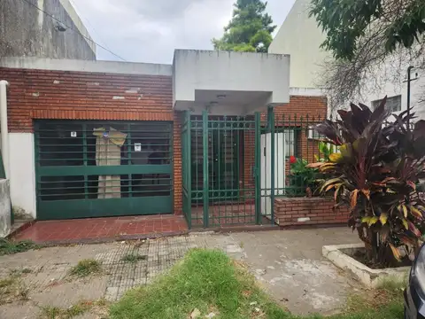 ALQUILER CASA DE 3 DORMITORIOS CON PATIO EN AZCUENAGA